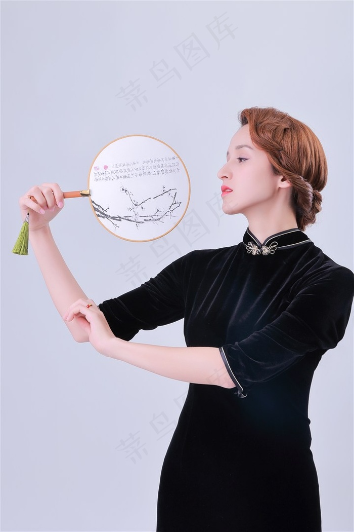 美女打开双腿让男人诵